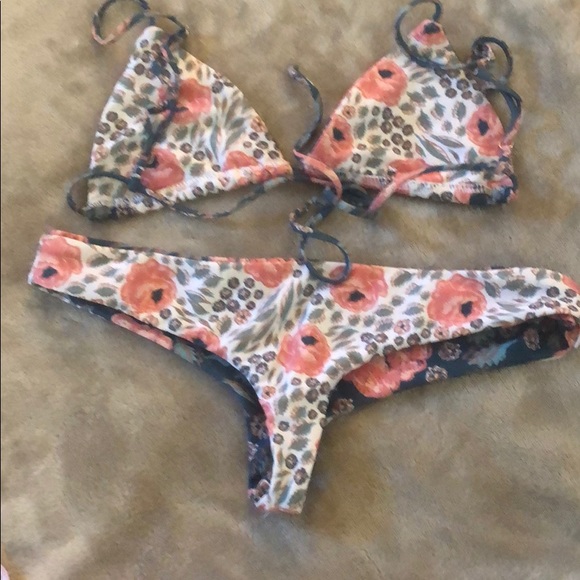 Diane’s  Bikini - Picture 3 of 4